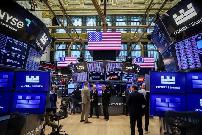 Wall Street cierra con volatilidad ante tensiones geopolíticas e incertidumbre fiscal en Washington: Análisis y repercusiones globales